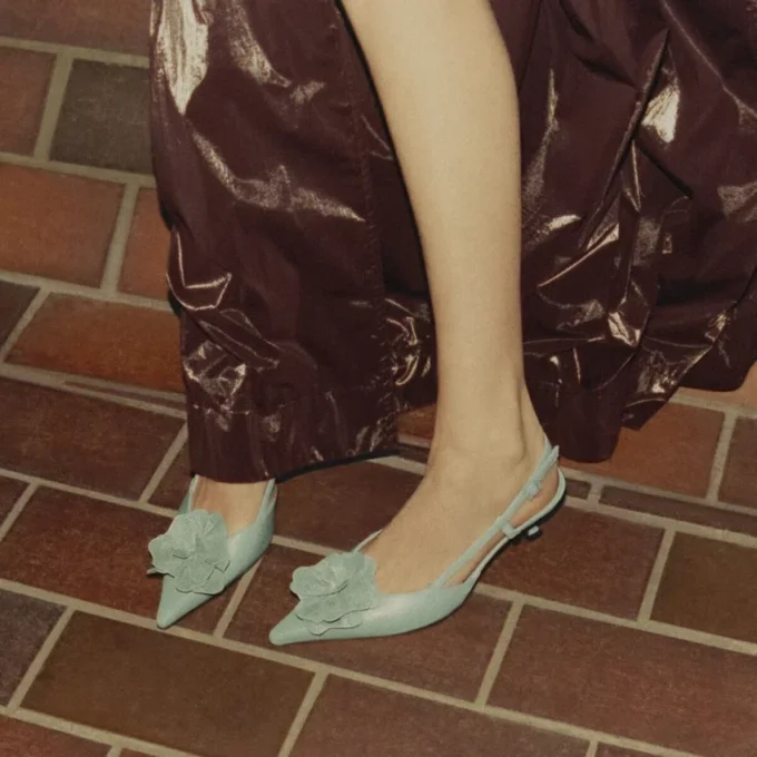 ミミ スリングバック 50 ヴェルデ シャイニーナッパレザー スリングバック、jimmy choo パーフォレーテッド・ナッパ・レース・コルサージュ付き