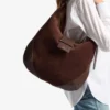 Bar Hobo M チョコレートスエード ショルダーバッグ（レザートリム付き）