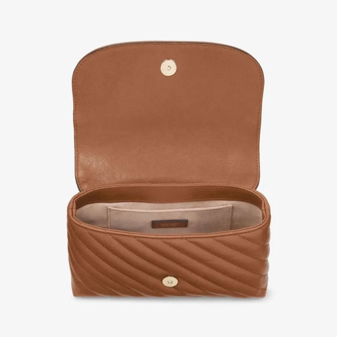 カーブ クロスボディ スモール タン キルティング Biker レザー クロスボディバッグ