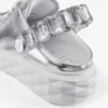 クリスタルストラップ付き Diamond スリング シルバーメタリックレザー スリッパトレーナー