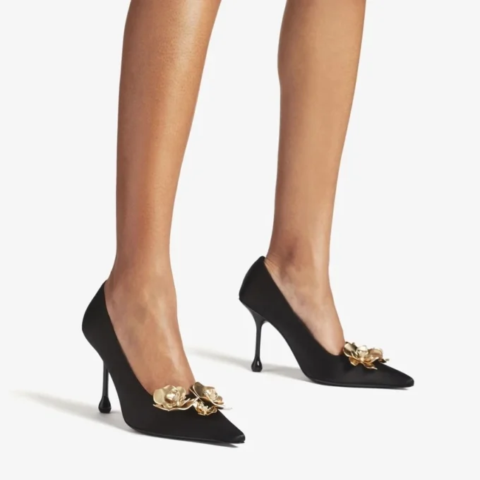 Ixia 95 ブラックサテン フラワーパンプス
