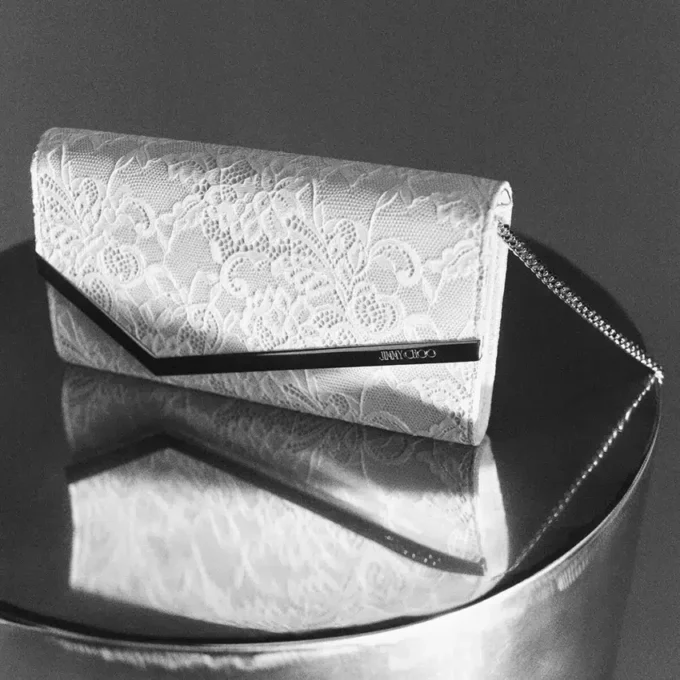 エミー アイボリー jimmy choo レース クラッチバッグ