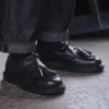 バフ・フリンジ・ローファーブラック・ボックスカーフレザー・ローファー