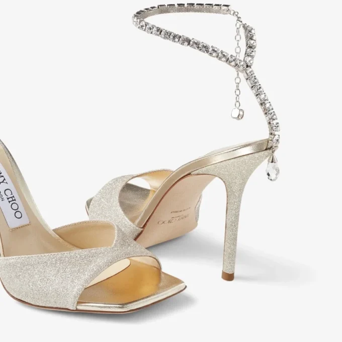 Saeda Sandal 100 プラチナ アイス ダスティ グリッター サンダル（クリスタル装飾付き）