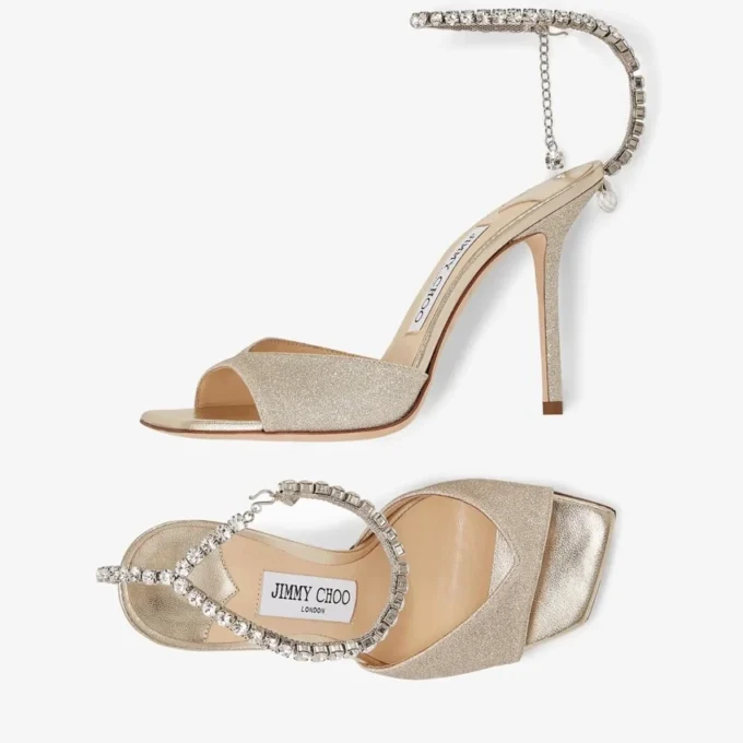 Saeda Sandal 100 プラチナ アイス ダスティ グリッター サンダル（クリスタル装飾付き）