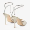 Saeda Sandal 100 プラチナ アイス ダスティ グリッター サンダル（クリスタル装飾付き）