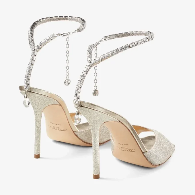 Saeda Sandal 100 プラチナ アイス ダスティ グリッター サンダル（クリスタル装飾付き）